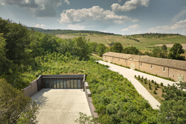Notre chai enterré face au cuvage historique au cœur du vignoble ©Serge Chapuis Notre chai enterré face au cuvage historique au cœur du vignoble ©Serge Chapuis
