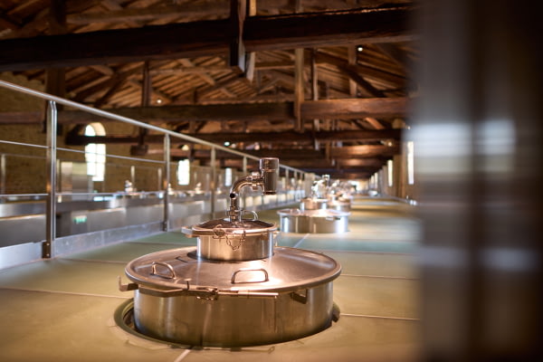 Trappe d'accès d'une cuve depuis la passerelle pour les vinifications de nos grands vins du Beaujolais ©Serge Chapuis Trappe d'accès d'une cuve depuis la passerelle pour les vinifications de nos grands vins du Beaujolais ©Serge Chapuis